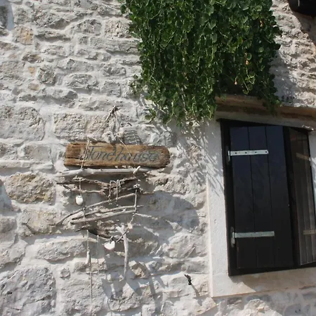 Stone House בית נופש *